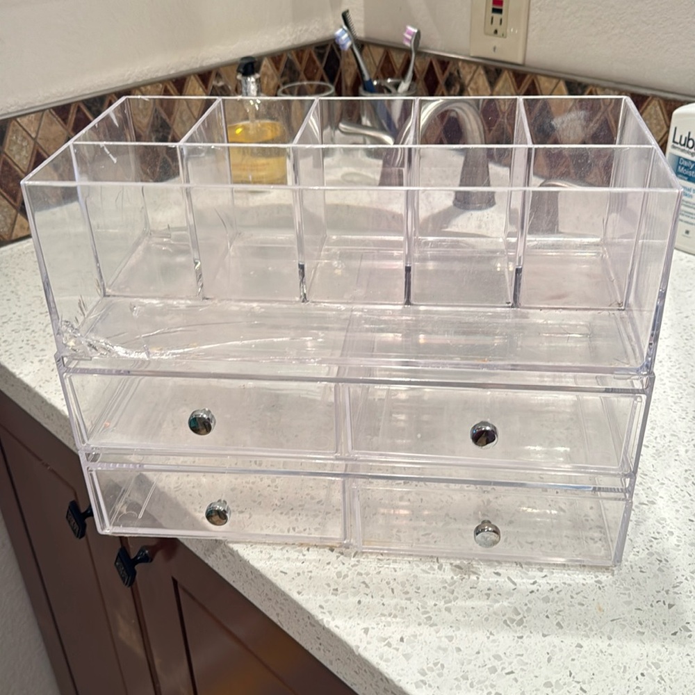 Makeup/skincare organizer
